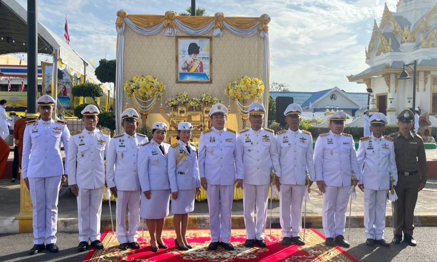 พ.ต.ท.ปนินทร โชติ รอง ผกก.(สอบสวน)สภ.เมืองชุมพร พร้อมด้วยข้าราชการตำรวจในสังกัด สภ.เมืองชุมพร ร่วมกิจกรรม เฉลิมพระเกียรติพระบาทสมเด็จพระเจ้าอยู่หัว พิธีถวายสัตย์ปฏิญาณ เพื่อเป็นข้าราชการที่ดีและพลังของแผ่นดิน เนื่องในโอกาสวันเฉลิมพระชนมพรรษา 28 กรกฎาคม 25