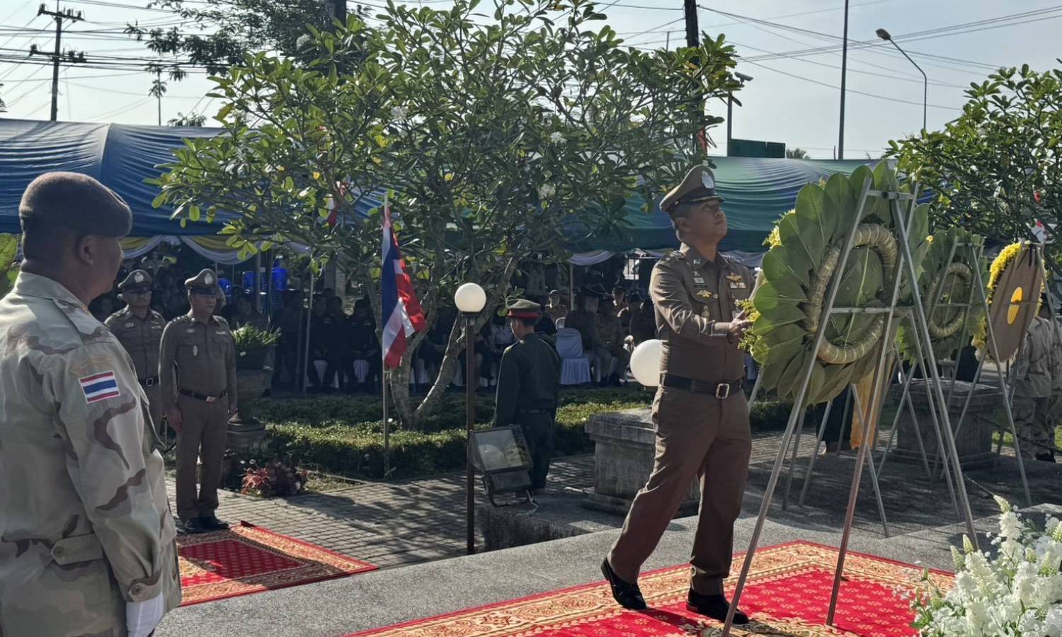 พ.ต.อ.ปัญญา ท้วมศรี ผกก.สภ.เมืองชุมพร เข้าร่วมในพิธีวางพวงมาลาอนุสาวรีย์วีรไทย(ยุวชนทหาร) เพื่อรำลึกถึงวีรกรรมอันกล้าหาญของยุวชนทหารที่ร่วมกับทหาร ตำรวจและราษฎรอาสา ต่อต้านทหารญี่ปุ่นที่ยกพลขึ้นบกที่จังหวัดชุมพร