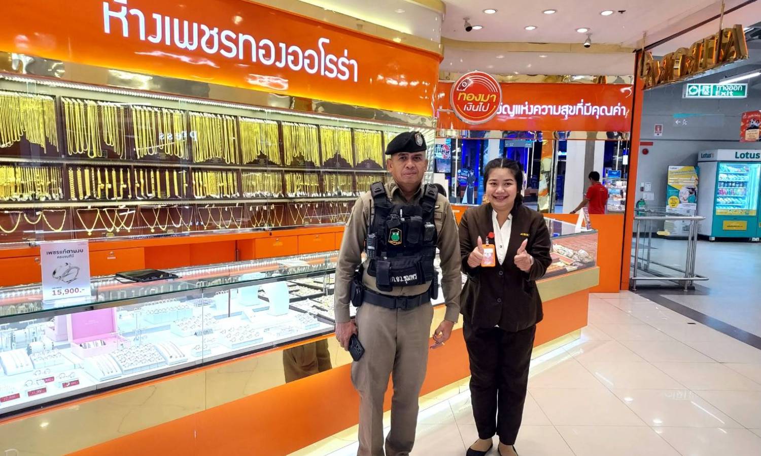 ร.ต.อ.ไสว เลื่อนแก้ว ร้อยเวร 20 ร.ต.ต.สุทธิพร ตันหยง 221 ว.4 ตรวจสอบ ร้านทอง​ ห้างสรรพสินค้า​ ชุมชน​ และบริเวณจุดเสียงที่จะเกิดเหตุอาชญากรรมบ่อยครั้ง