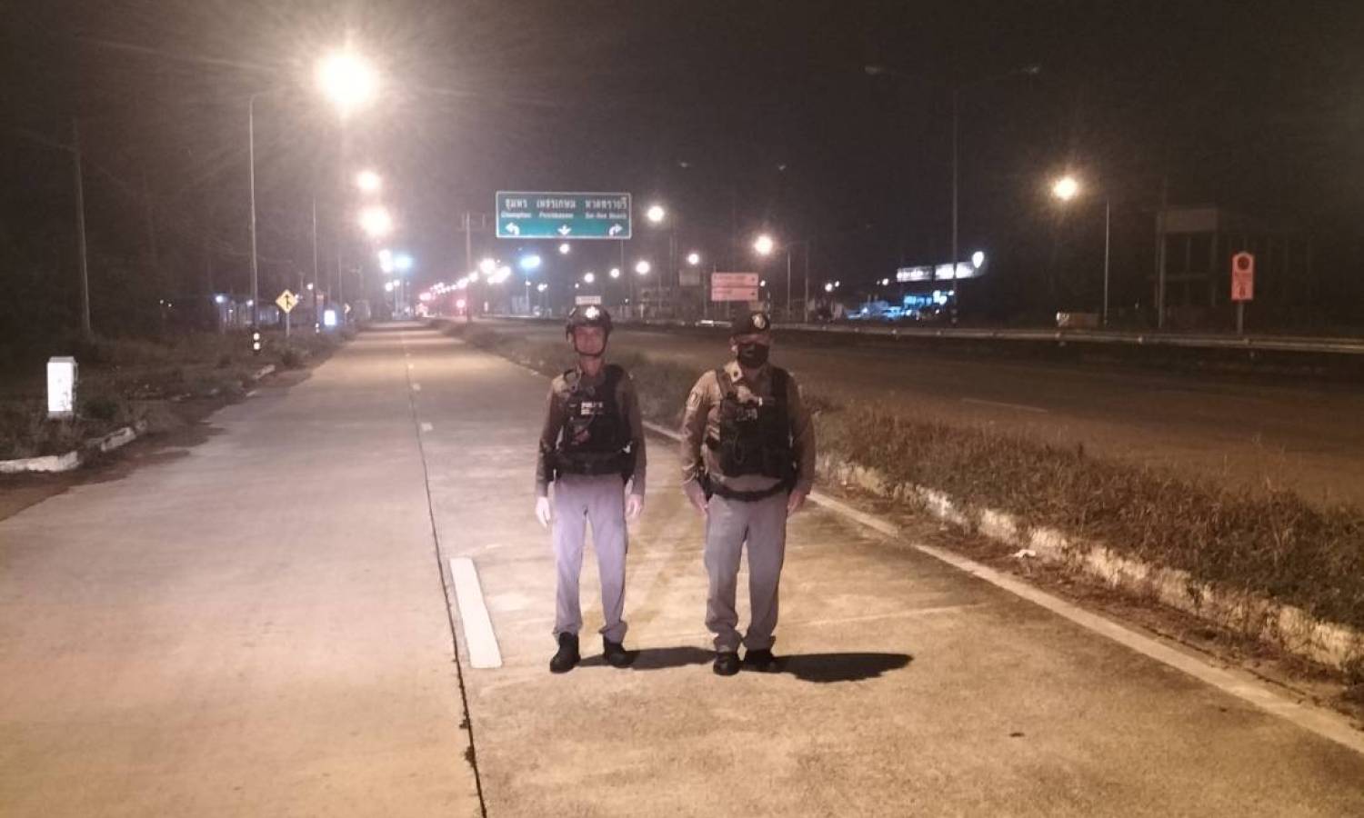 สายตรวจเขต 2 สภ.เมืองชุมพร ว.4 ป้องกันเหตุบริเวณจุดเสียงที่จะเกิดเหตุอาชญากรรมบ่อยครั้ง