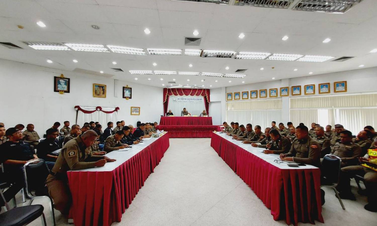 ประชุมประจำเดือนเมษายน สถานีตำรวจภูธรเมืองชุมพร ครั้งที่ 4/2568 ณ ห้องประชุมชั้น 4 