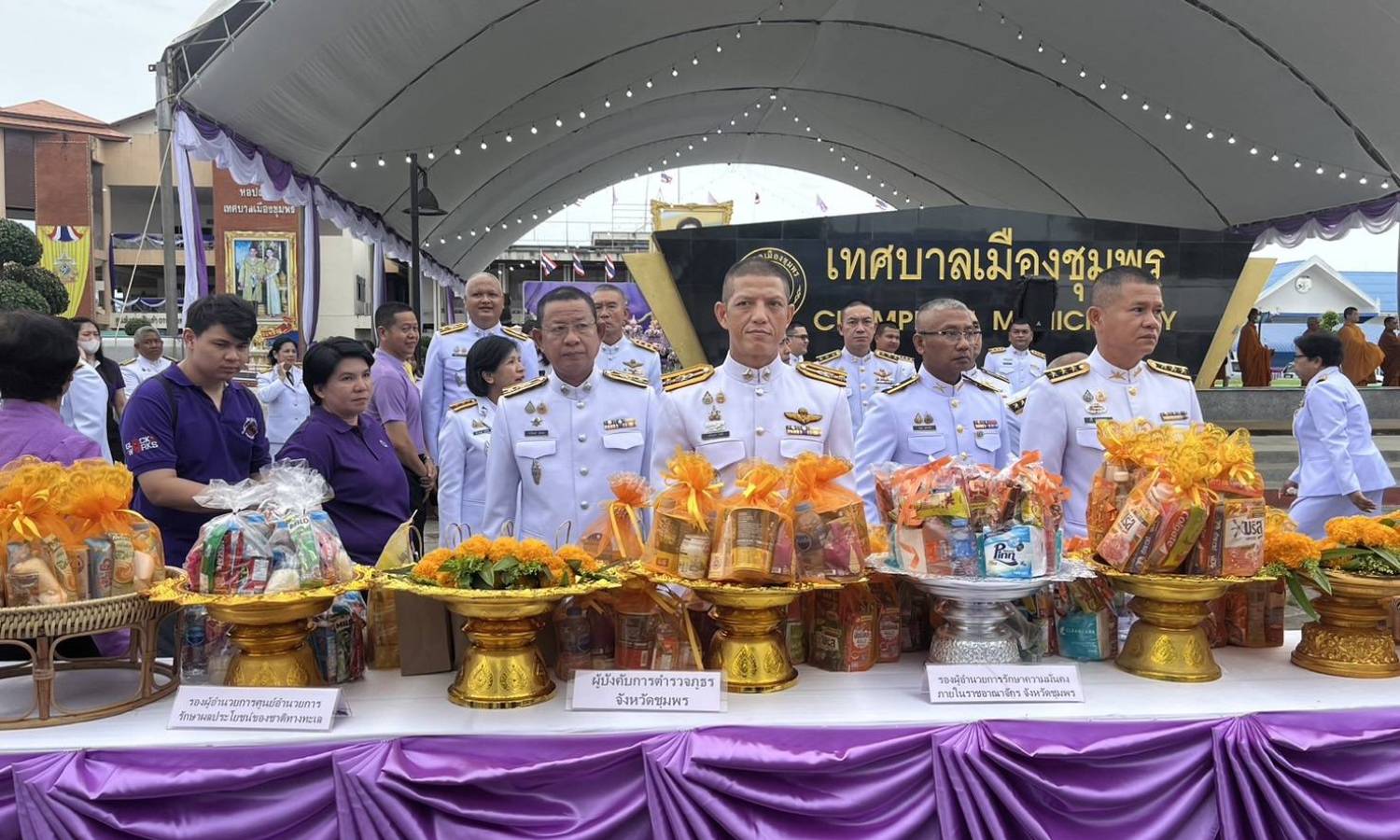 ตัวแทนข้าราชการตำรวจในสังกัดสภ.เมืองชุมพร ร่วมพิธีทำบุญตักบาตร เพื่อถวายเป็นพระราชกุศล เนื่องในวันเฉลิมพระชนมพรรษา สมเด็จพระนางเจ้าฯ พระบรมราชินี 3 มิถุนายน 2568