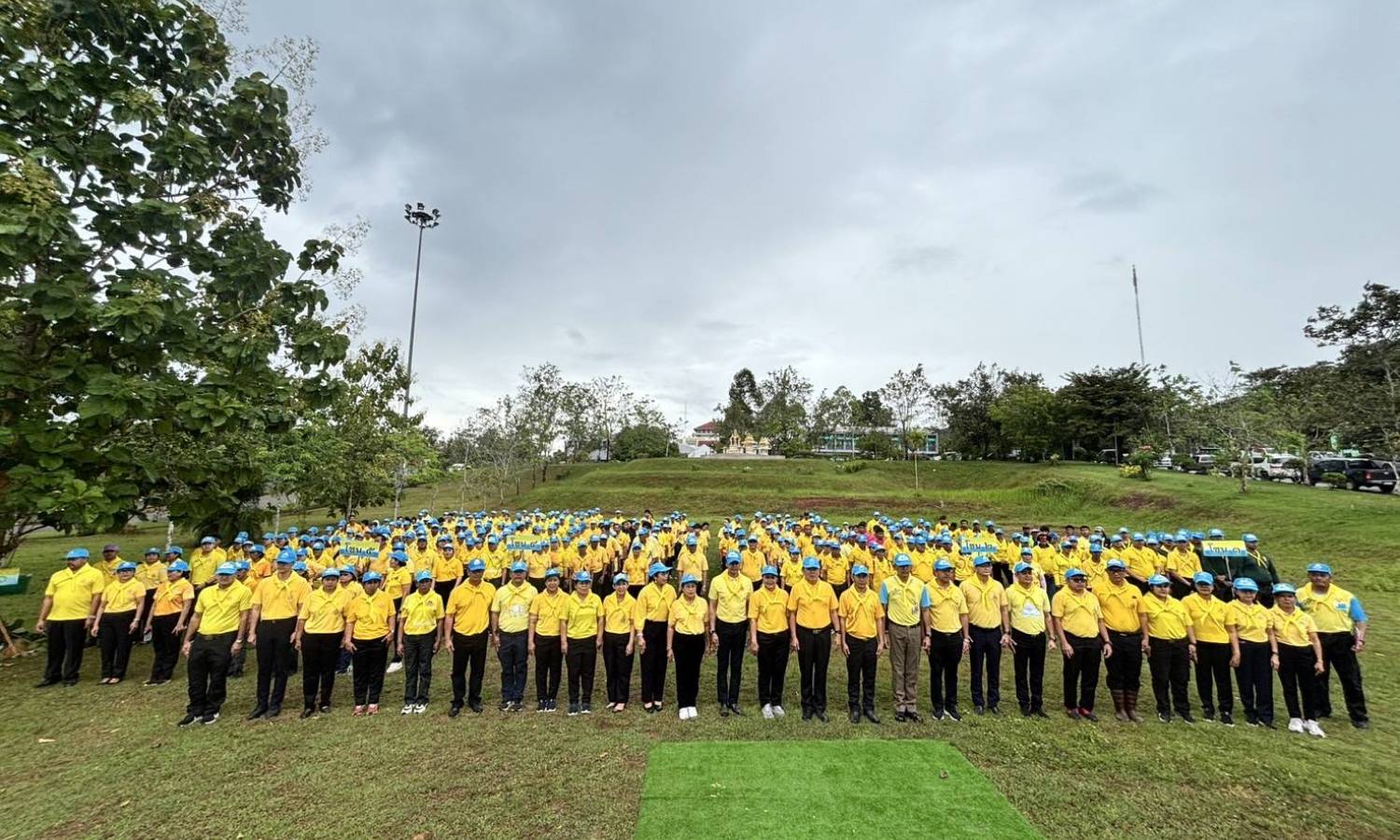 พ.ต.อ.ปัญญา ท้วมศรี ผกก.สภ.เมืองชุมพร และข้าราชการตำรวจจิตอาสา สภ.เมืองชุมพร นักเรียนฝึกงานโรงเรียนสอาดเผดิมวิทยา เข้าร่วมในกิจกรรมจิตอาสา 